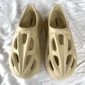 NWT 9.5 MADDEN FOAM CLOGS BEIGE